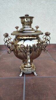 Ruský samovar v zlatej farbe