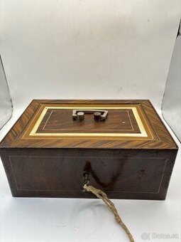 Starožitný kovový trezor