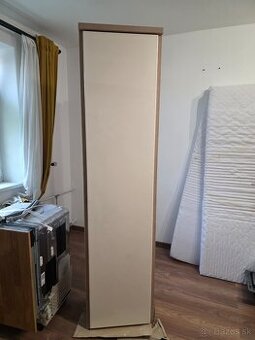 Predám policovú vysokú skriňu