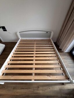 Masívna drevená posteľ