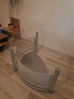 Sklený stolík s kovovým podložím, konferenčný stolík