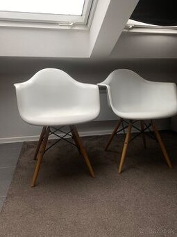 2 plastové kreslá/stoličky