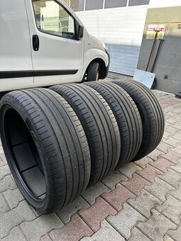 245/40 R21