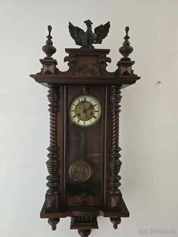 Starožitné drevené hodiny s  melódiou