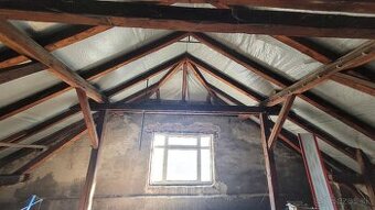 Půdní prostor o podlahové ploše 290 m²