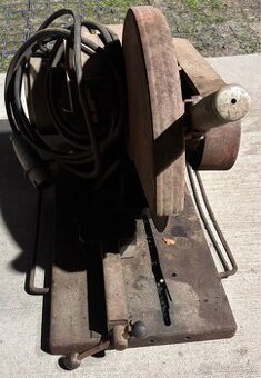 Stolová rozbrusovačka na kov so zverákom