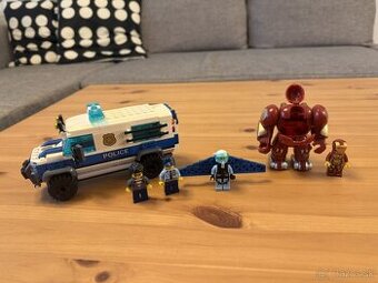 Policajné auto rogalo a Ironman