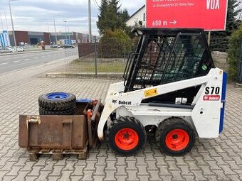 Šmykovy nakladač Bobcat 453, 2 lyžice 2 páry kolies UNC