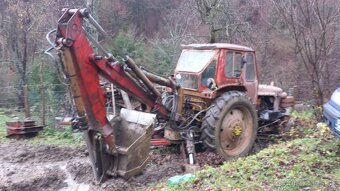 Traktor bager Bielorus