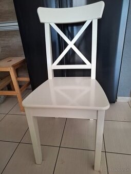 Nové biele drevené stoličky z Ikea