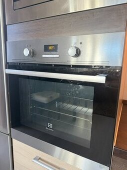 Elektrická rúra Electrolux EZB3400AOX – cena 100 €