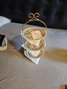 Trojposchodovy stojan na keksy