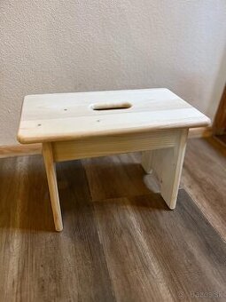 Predám drevený stolček