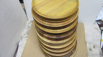 Drevené taniere a drevené podložky pod hrnce