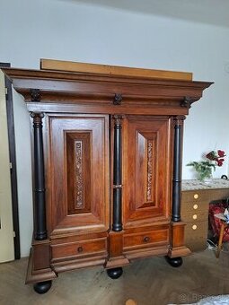 Starožitá Vyrezavaná šatníkova skriňa