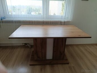 Jedálenský stôl