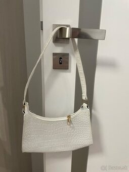 Biela kabelka na rameno