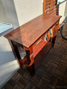 Krásny drevený stolík