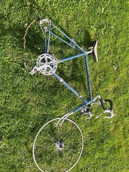 Závodný bicykel peugeot s odznakom