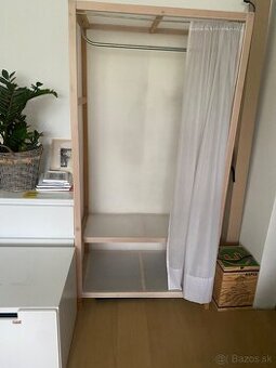 Ľahká Ikea skriňa do predsiene