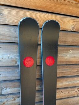 Prémiové švýcarské lyže AK RED, 175cm, 22/23