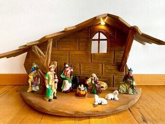 Starý velký krásný dřevěný betlém s osvětlením