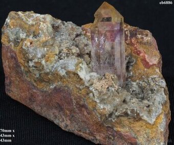 29mm kryštál Ametystu s kryštálmi kalcitu v ryolite, Namíbia