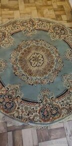stary okruhli persky koberec
