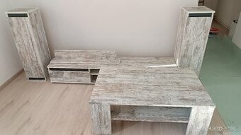 Obývacia stena s konferenčným stolíkom