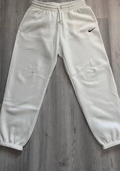 Biele tepláky Nike