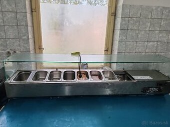 Chladiaca stolová vitrína