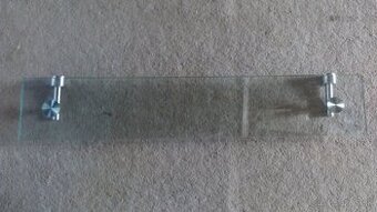 sklenená polica do kúpelne