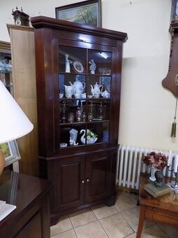 Masívna rohová vitrína