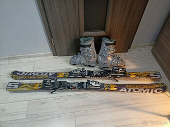 lyže Atomic a lyžiarky