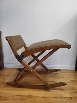 Drevený skladací hojdací podnožník (gout stool) v štýle East