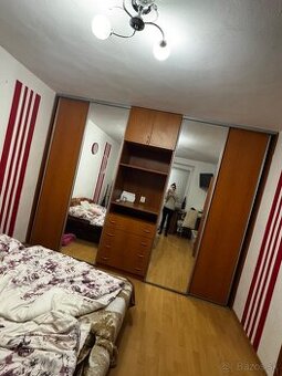 Veľká skriňa / vstavaná zrkadlová skriňa 