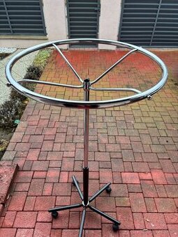 Otočný stojan na oblečenie