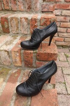 Dámske čierne kožené topánky na vysokom podpätku