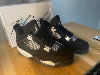 Jordan’s 4 thunder white