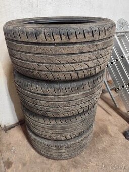 245/45 r18