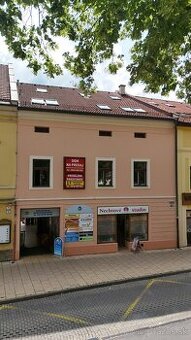 Historický dom v centre SNV – 2 byty + 15 prevádzok