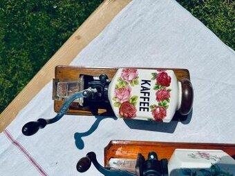 Nástenný starožitný porcelánový mlynček na kávu