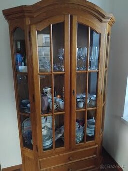 Predám  presklenu komodu