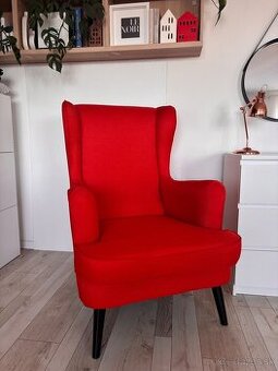 Červené kreslo v top stave