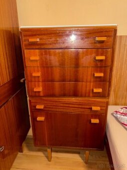 Darujem satnikove skrine