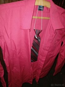 Červená košeľa s kravatou