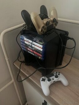 Predám Ps4 500gb, stojan na PS, 3 ovládače, 5 hier.