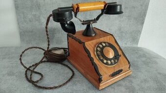 Starý telefon Tesla k dekoraci.