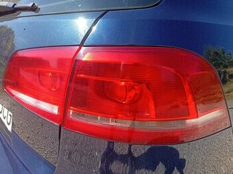 Predám originál zadné svetlá passat B7 combi