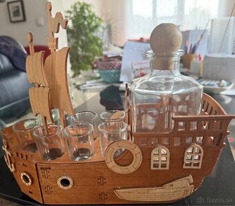 Drevená dekoračná loďka s fľašou a pohárikmi
